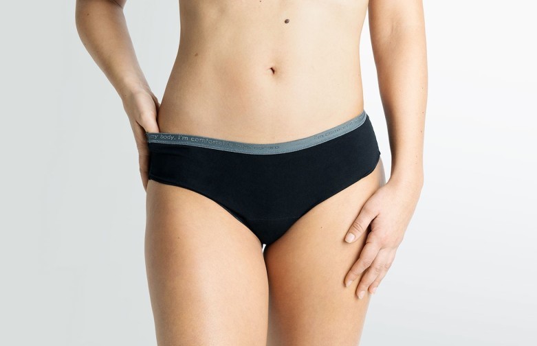  Mujer con braguita absorbente Cocoro de color negro