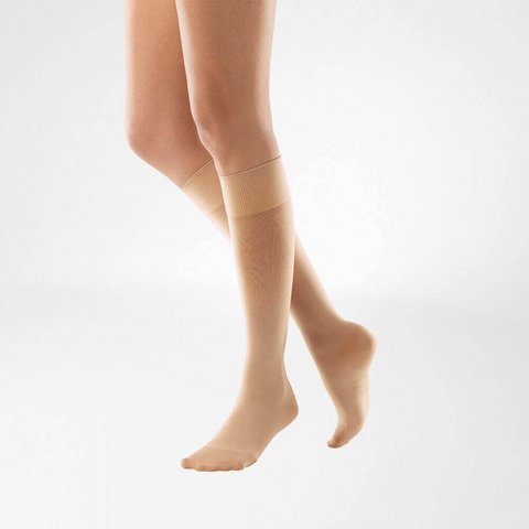 Piernas con medias de compresión en clima cálido